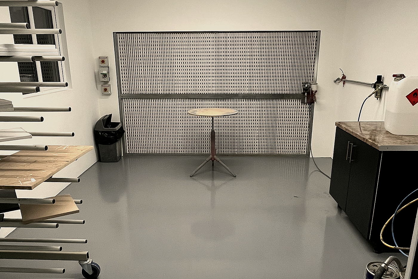 Clean spray booth with turntable, drying rack and extraction