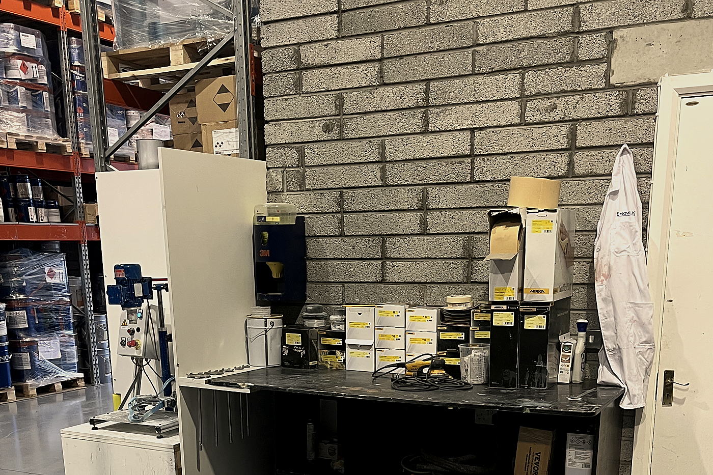 Technical bench with Mirka abrasives, a mixer and a Novalk coat